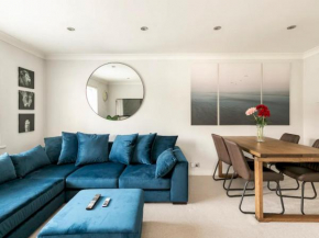 Pass the Keys Bright and Spacious Apartment-Unbeatable Location!